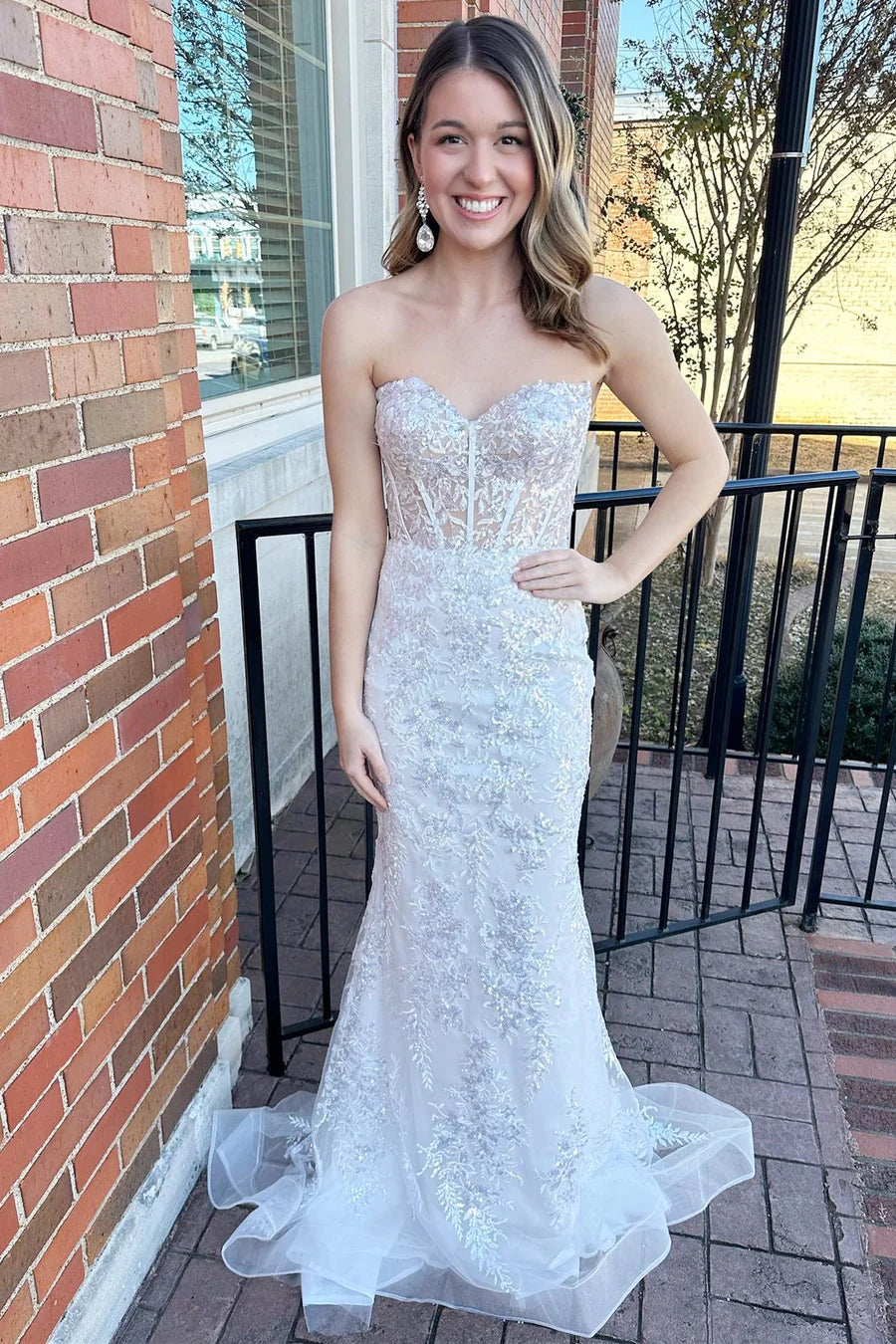 Vestido de fiesta sin tirantes, con encaje de lentejuelas y hombros descubiertos y mangas globo